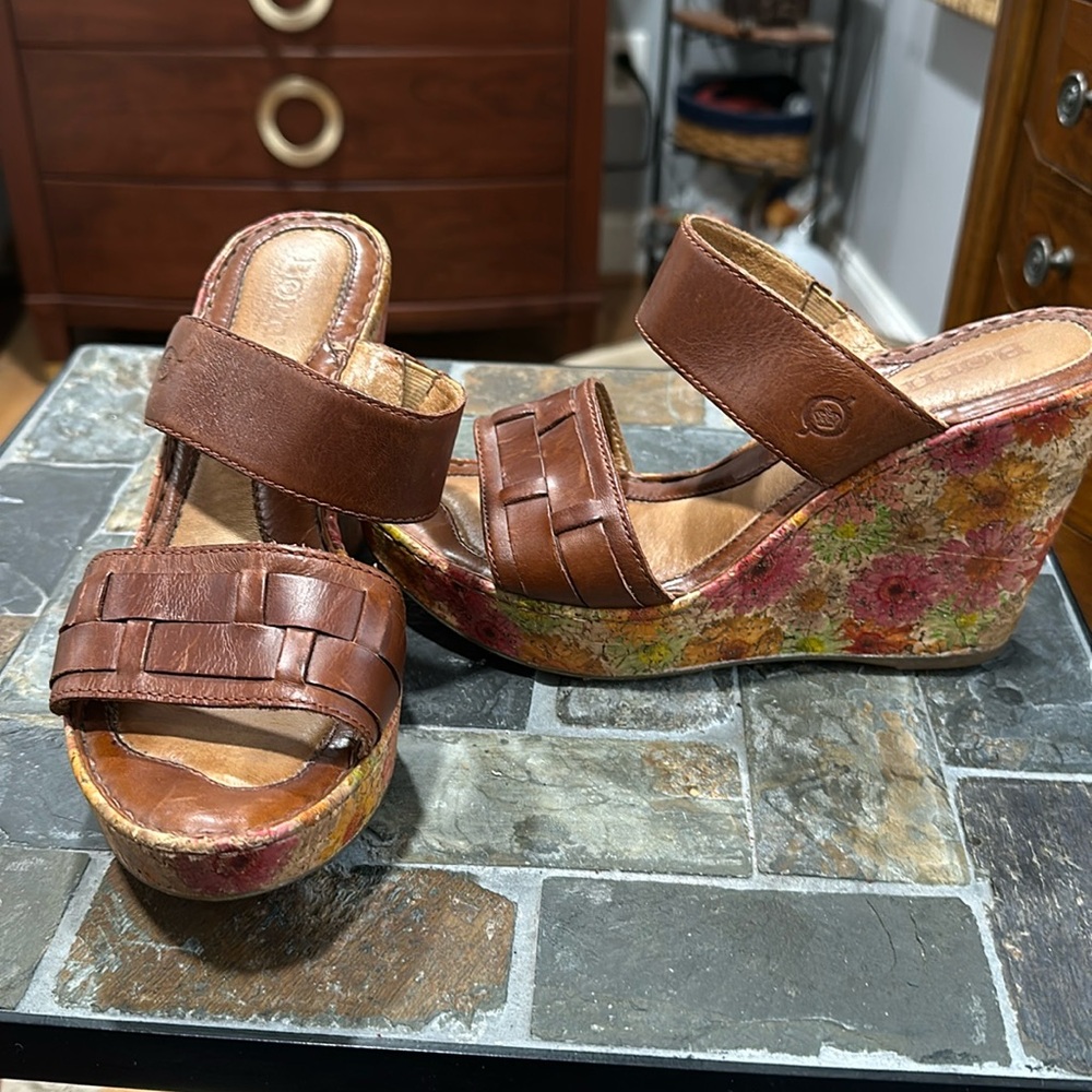 Super cute painted weddge sandals